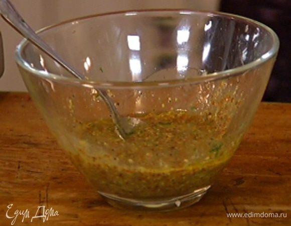 Приготовить маринад: соединить горчицу с лимонным соком, посолить, поперчить, добавить листья тимьяна, оливковое масло, сахар и все перемешать. Влить анисовую водку и еще раз перемешать.