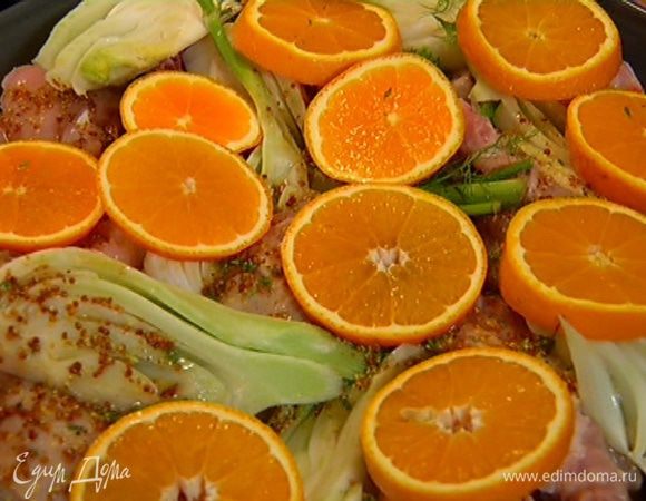 Полить маринадом цыпленка с фенхелем, выложить сверху апельсины и оставить на 15–20 минут.