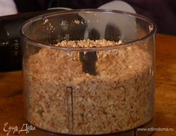 Миндаль в блендере измельчить в муку.