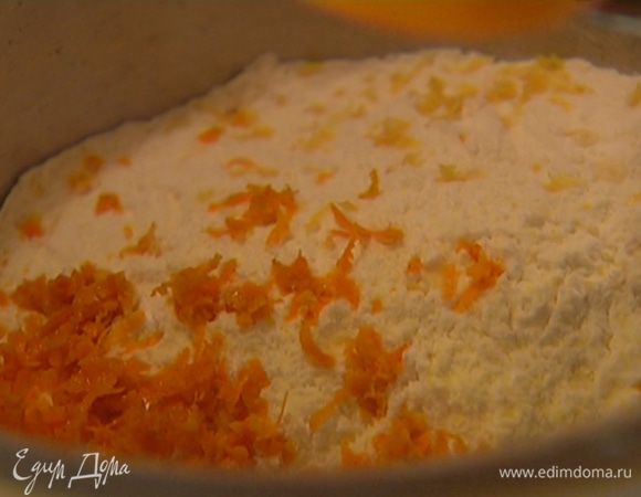 Смешать цедру апельсинов и лимона с мукой и солью.