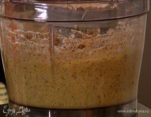 Приготовить тесто: коричневый сахар и 200 г предварительно размягченного сливочного масла соединить в чаше комбайна и вымешать на небольшой скорости. Не прекращая вымешивать, всыпать 2–3 ложки миндальной муки и ввести два яйца, всыпать еще часть миндаля, ввести оставшиеся яйца, затем всыпать еще одну порцию миндальной муки (часть оставить) и еще немного вымешать и выключить комбайн. 