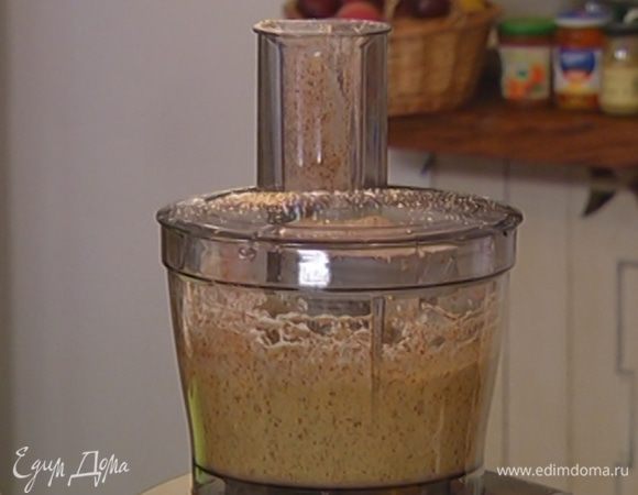 Снова включить комбайн и всыпать небольшими порциями муку с цедрой и солью, затем добавить оставшуюся миндальную муку и еще немного вымешать.