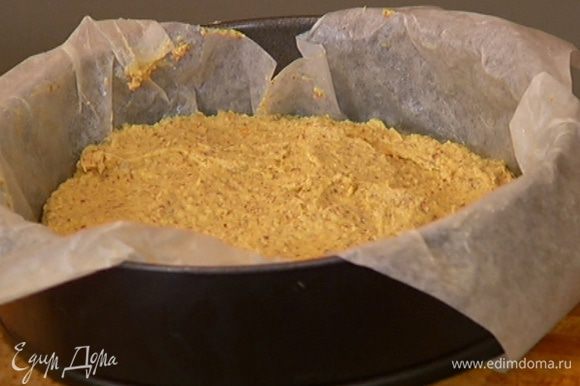 Разъемную форму для выпечки выстелить бумагой, смазать оставшимся сливочным маслом, выложить тесто и выпекать в разогретой духовке 45–50 минут.