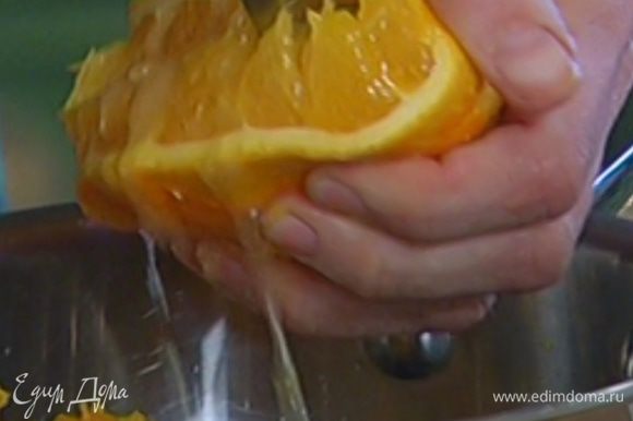 Из двух апельсинов выжать сок и процедить его, чтобы удалить косточки.