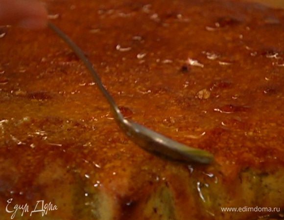 Готовый пирог переложить на блюдо, часто наколоть зубочистками и чайной ложкой полить карамелью (немного карамели оставить).