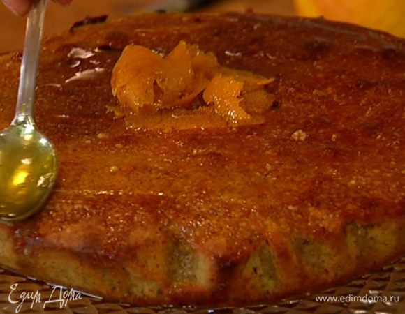 Украсить пирог спиралью из цедры и полить оставшейся карамелью.