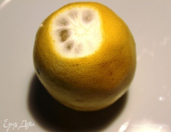 Лимон хорошо промыть и потереть губкой, чтобы снять налет, если он имеется. Срезать корочку с двух сторон.
