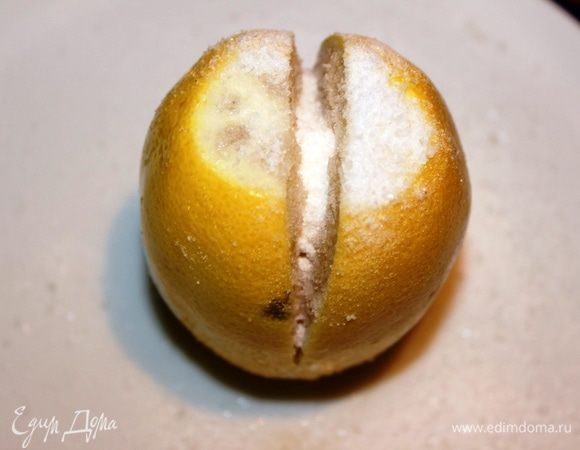 Засыпать в каждый надрез соль.