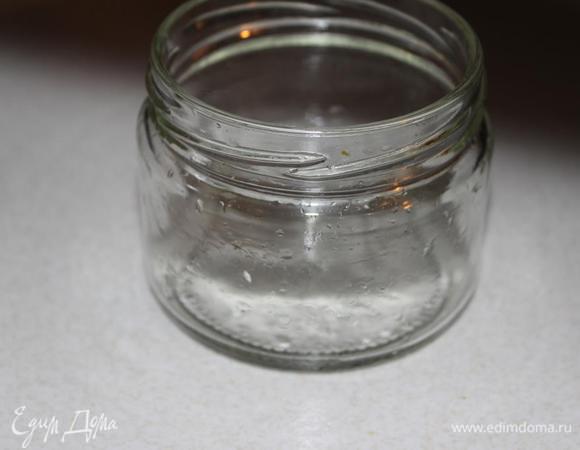 Подготовить банку: я стерилизую в микроволновой печи. Для этого необходимо промыть банку и сразу поставить ее в микроволновку…нагревать минуты 3-4 при максимальной мощности, пока банка не станет полностью сухой. Крышку от банки заливаю крутым кипятком и оставляю минуты на 3.