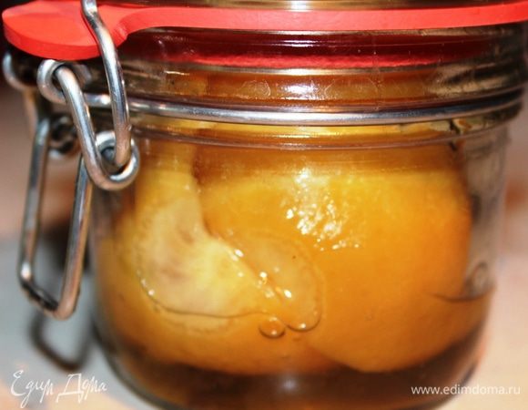 Хранить в холодильнике. Для полной консервации необходимо 3-4 месяца. Потом можно использовать при приготовлении любых мясных блюд. Так выглядит засоленный лимон через 4 месяца... 