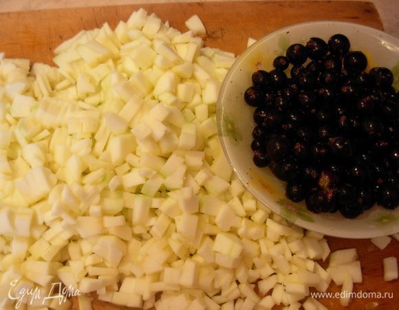 Режу кубиком кабачок.