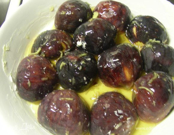 Берем небольшую фрму для запекания, слегка смазываем ее сливочным маслом или взбрызгиваем спреем. Выкладываем в нее инжир, разрезанный напополам, разрезом вниз. Поливаем инжир получившимся медовым соусом. Ставим его в духовку 180 гр минут на 10. 
