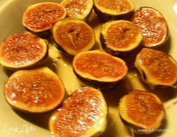 Переворачиваем полoвинки инжира и запекаем еще несколько минут. 
