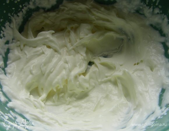 Сливки взбиваем сначала до мягких пиков, затем добавляем сахар и ликер и взбиваем еще раз - в крепкую пену.  
