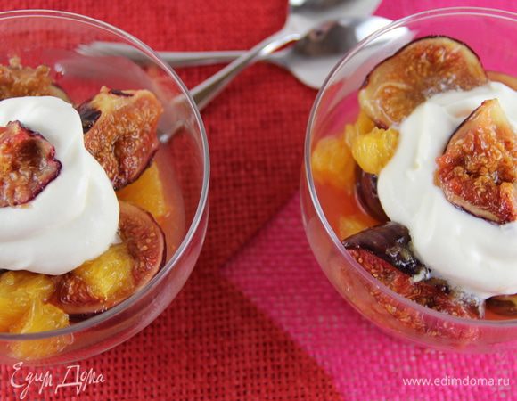 Осторожно соединяем дольки инжира и апельсин. Немного перемешиваем, чтобы соус все покрыл и раскладываем фрукты по креманкам. Сверху выкладывем взбитые сливки. По желанию украшаем мятой и подаем. Приятного аппетита))