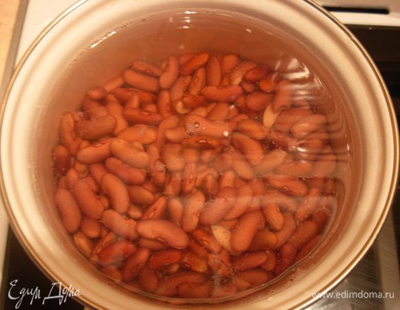 Замачиваю на ночь фасоль. Отвариваю до готовности.