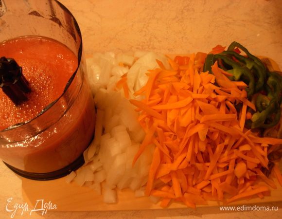 Подготавливаю овощи : мою, чищу. 
Режу все крупно, лук кубиком, морковь соломкой, перец широкими полукольцами.
Помидоры измельчаю в блендере, получается сок.