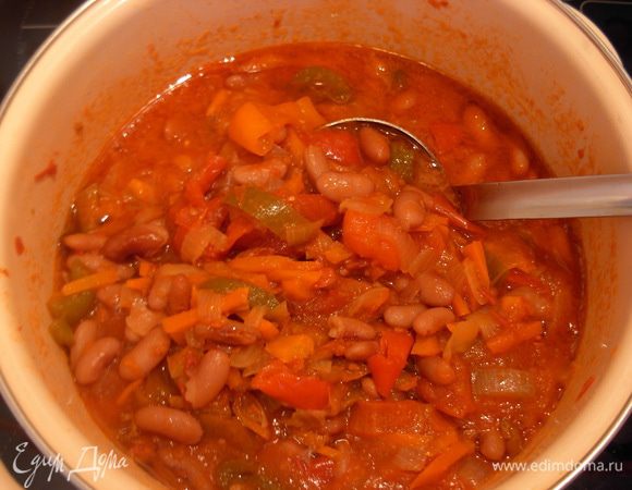 В кастрюлю наливаю сок помидоров,  кладу овощи, фасоль, и тушу до мягкости овощей, минут 30. 
В конце приготовления добавляю сахар,  соль, уксус. Перемешиваю.
Разливаю горячим, по чистым банкам. Закрываю крышками, и под одеяло, до полного остывания.
Из такого количества ингредиентов получается 1, 5 литра лечо.
