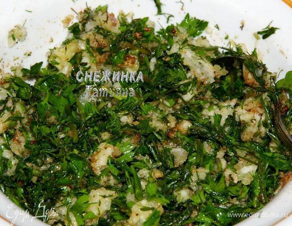 Для начала готовим начинку. Всю зелень моем, просушиваем и измельчаем ножом. Чеснок чистим, моем и выдавливаем через пресс. Перец чили, если берёте свежий, мелко нарезаем. Всё соединяем, если острый перец берёте сухой молотый, то добавляем по вкусу.