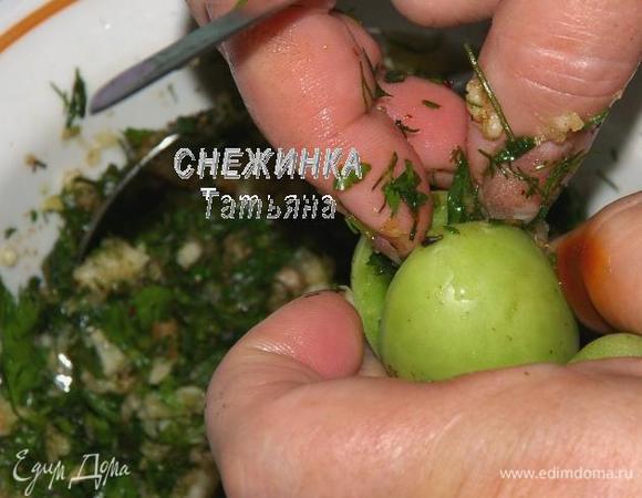 Зелёные помидоры моем. Каждый помидор надрезаем вдоль, но не до конца, делаем такой кармашек, в который кладём немного начинки.