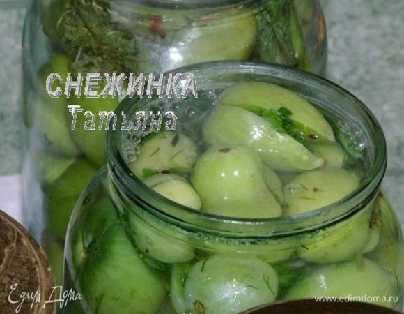 Когда все помидорки уложены, заливаем все банки крутым кипятком. Кстати, когда наливаете кипяток в стеклянные банки, чтобы они нечаянно не треснули, в банку обязательно надо вставить металлический предмет: ложку, вилку или тому подобное, затем естественно вынуть. 