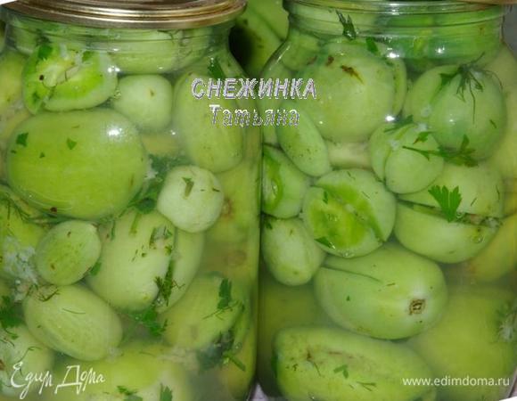 Накрываем банки стерилизованными крышками и оставляем на 20 минут. 