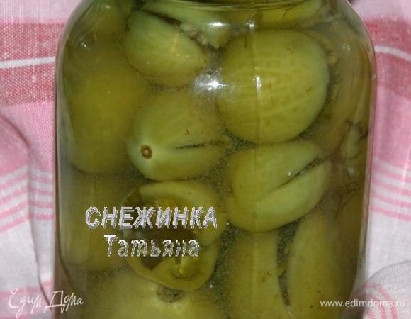 Затем сливаем воду из всех банок в одну кастрюлю. Добавляем соль, сахар, уксус. Ставим на огонь и даём закипеть. Разливаем маринад по банкам, закрываем крышками и закатываем. Если используете банки с закручивающимися крышками, то просто закрываем ими.