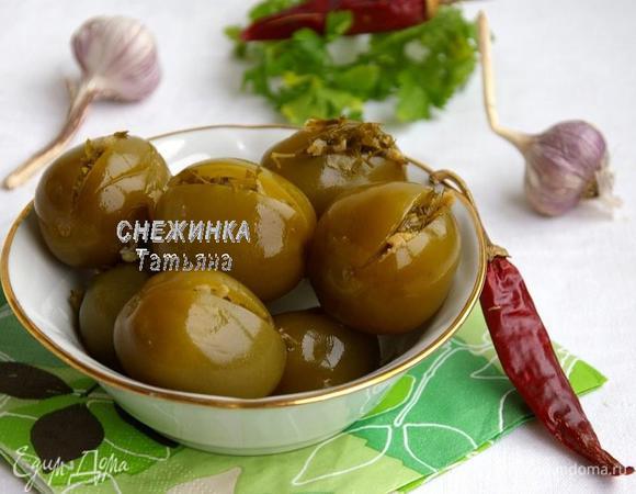 Переворачиваем банки вверх дном, укутываем пледом и оставляем в таком положении до полного остывания. Готовые помидорки достаём по необходимости и подаём как закуску. 