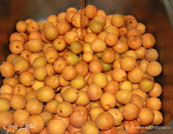 Абрикосы вымыть и перебрать.