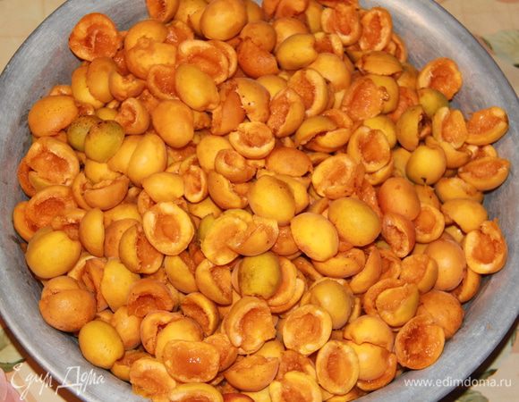 Разделить на половинки, удалить косточку.