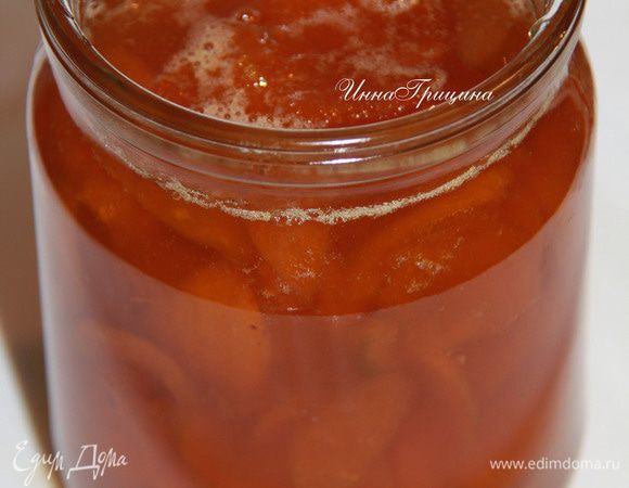 Как утверждают знатные вареньеварки, лучше варить варенье несколько дней, но по 5 минут, причем необходимо обязательно полностью остужать варенье (даже ставить в холодильник). Эти процедуры положительно скажутся на вкусовых качествах варенья. Итак, варенье проварили по 5 минут 5-6 раз и всё, готово! Горячее варенье разложить в стерилизованные банки, закатать жестяной крышкой.