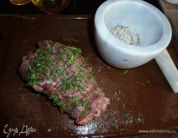 Говядину перевязать нитью, обсыпать листиками тимьяна. Соль, перец растолочь в ступке.