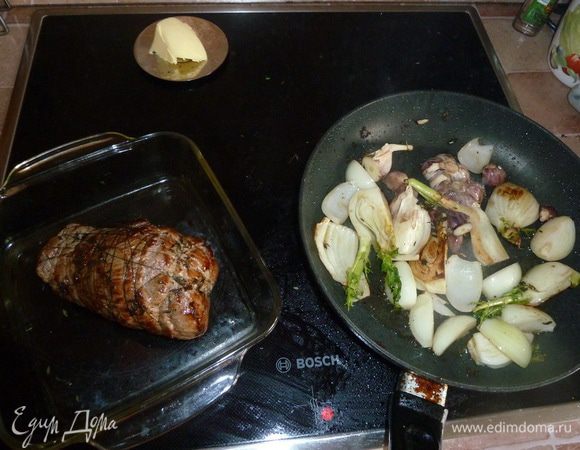 Говядину посолить, поперчить, обжарить на раскаленной сковороде на оливковом масле со всех сторон до золотистого цвета, переложить в жаропрочную форму. На той же сковороде обжарить овощи.