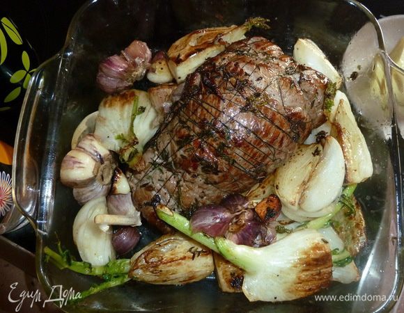 Овощи посолить, переложить к мясу, залить вином, водой, добавить сливочное масло и отправить в разогретую до 220 градусов духовку на 10 минут, затем уменьшить температуру до 190 градусов и запекать еще 30 минут.