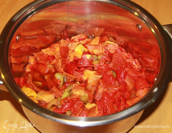 Сладкий перец (известный в России как болгарский) запечь в духовке под грилем при 180*С примерно 10 минут. Горячим сразу же положить в полиэтиленовый пакет, закрыть и дать остыть. Кожицу снять. Порезать на кусочки размером 2,5 х 2,5 см.