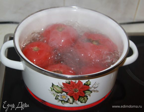 Помидоры опустить в кипяток на несколько минут. Затем положить в холодную воду. Снять кожицу. Помидоры пюрировать.