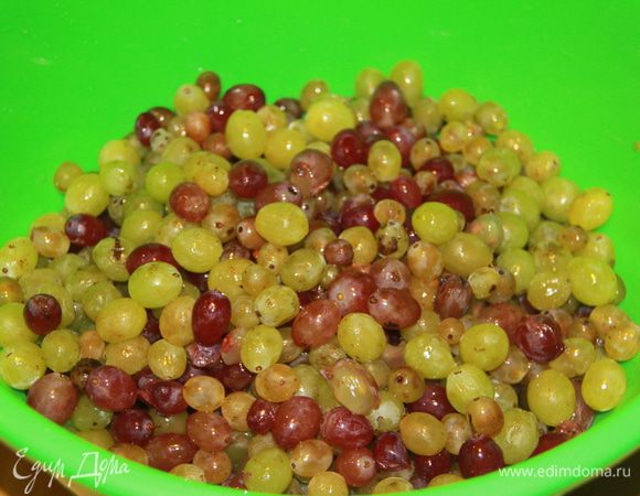 Виноград вымыть, очистить от веточек.