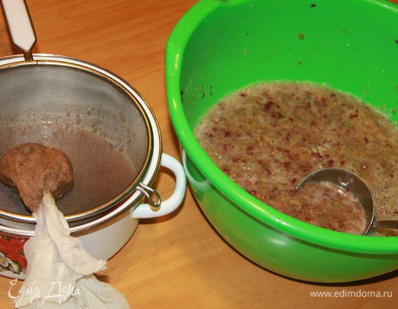 Виноград раздавить руками или пюрировать, положить массу в марлю и выдавить сок.