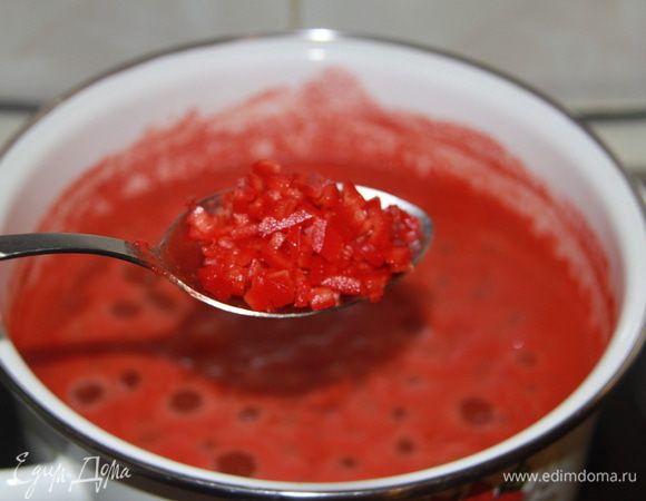 Туда же кидаем мелко порезанный острый перец, 