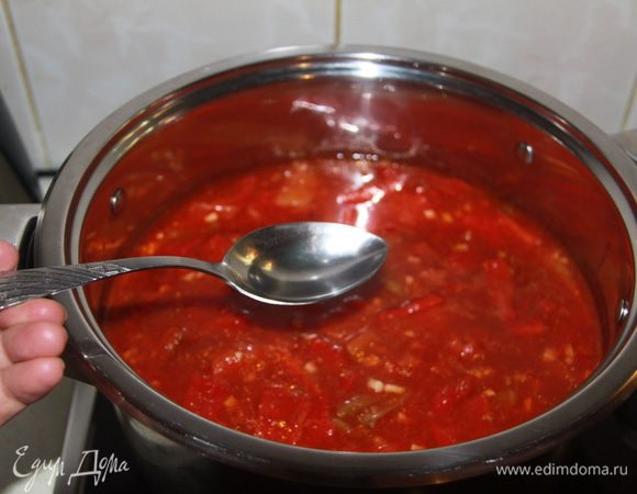 кладём сладкий перец, добавляем  уксусную эссенцию.