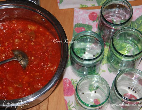 За это время готовим банки и крышки: стерилизуем. Лечо готово, осталось разложить его по банкам. В каждую банку кладём перец 4-5 горошин, заливаем горячим лечо. 