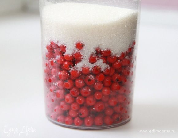 В блендере соединить рябиновые ягоды и сахар.