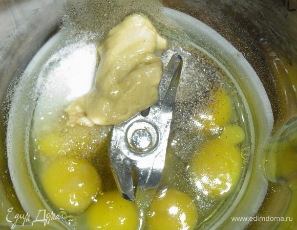 Перепелиные яйца смешайте с солью, сахаром, перцем, горчицей.