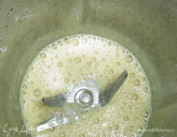 Поместите в блендер и взбивайте на протяжении минуты. Затем тонкой струйкой влейте растительное масло, взбивайте до тех пор, пока масса не станет густой (на это уйдет несколько минут).