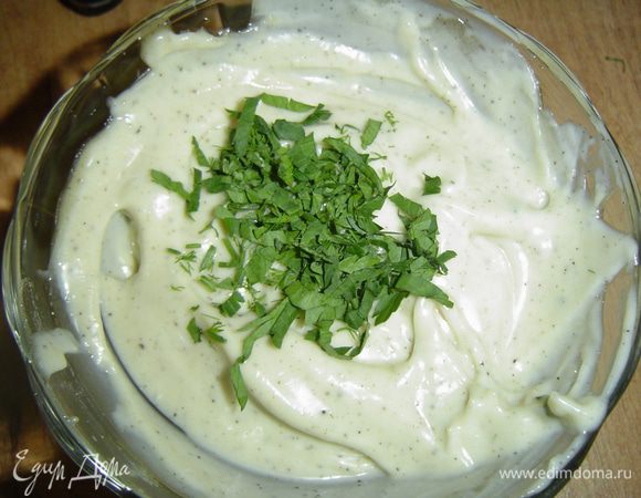 Зелень измельчите и добавьте к готовому майонезу, выложите в банку, закройте крышкой и отправьте в холодильник.