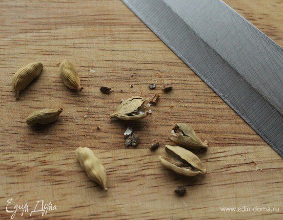 Коробочки кардамона раздавить при помощи ножа.