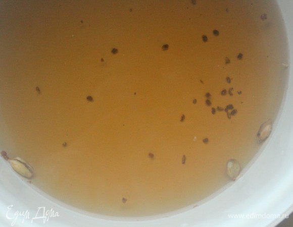 Сварить маринад из яблочного уксуса, сахара, соли и кардамона.