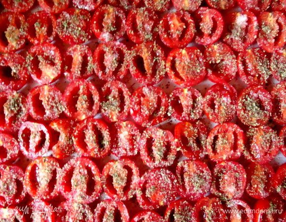 Помидорки помыть, обсушить, разрезать пополам, вынуть семечки и разложить на противень на пекарской бумаге. Посыпать солью, сухим майораном и смесью перцев. Поставить в разогретую до 80-100* духовку, примерно на 5-8 часов. Время приготовления зависит от типа духовки, размера противеня и плотности укладки помидорок, чем плотность выше, тем дольше запекаться будут. 