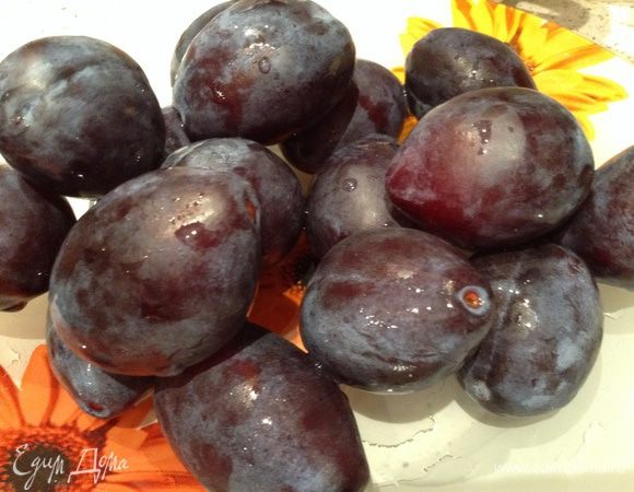 Сливы нарезать на дольки.