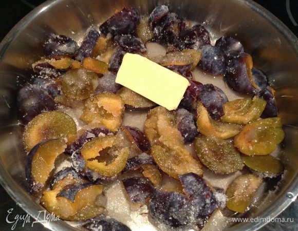Выложить сливы в сотейник или сковороду с высокими бортиками, добавить сахар, масло (10 г), поставить на плиту на средний огонь и варить, постоянно помешивая, пока масса не загустеет.